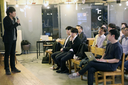 롯데정보통신은 지난 19일 서울 종로 마이크임팩트 스퀘어에서 임직원을 대상으로 인문학 세미나 '다이닝 토크'를 개최했다고 20일 밝혔다. 이날 행사에는 '지적대화를 위한 넓고 얇은 지식'의 저자 채사장 작가를 초청해 우리를 성장하게 하는 불편한 지식들을 주제로 강연을 했다. 채사장 작가(왼쪽)가 임직원들 앞에서 강연을 하고 있다.  롯데정보통신 제공